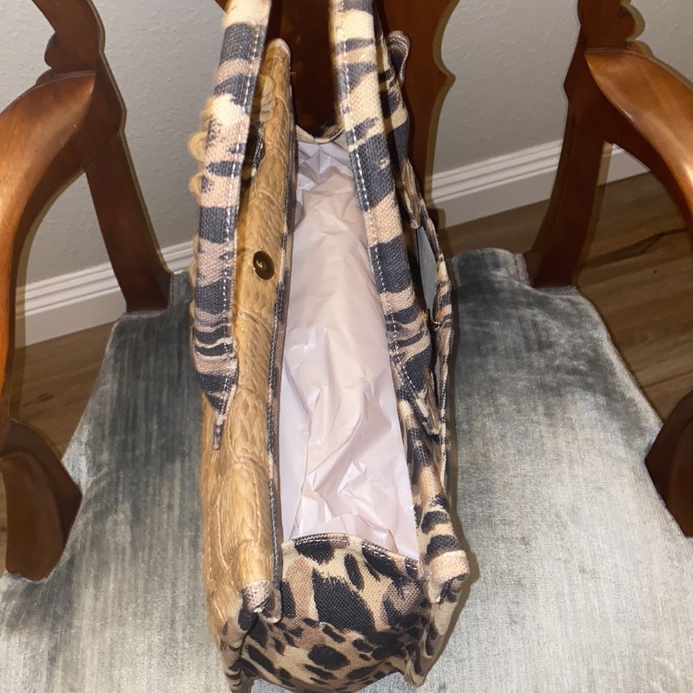 VINCE CAMUTO TOTE. NATURAL CANVAS WITH ANIMAL PRINT DESIGN. NWT 🤩 - Picture 5 of 9